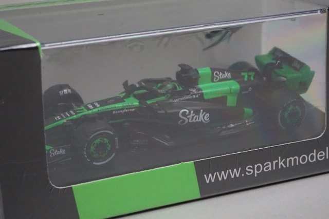 新品 Y366 スパーク Sparky 1/64 Stake F1 Team Kick Sauber C44 #77