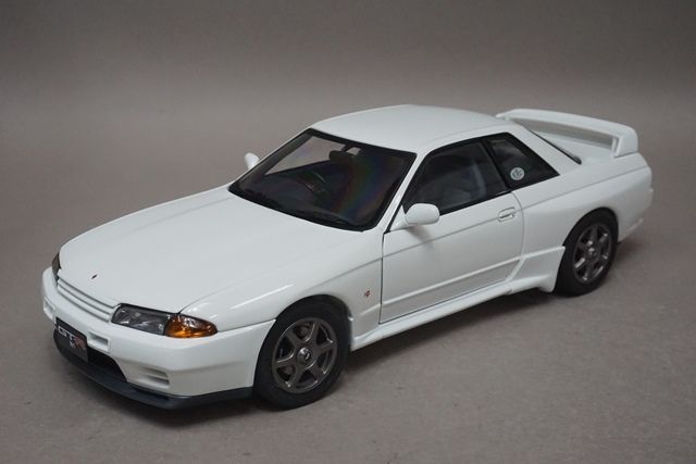 オートアート 1/18 ニッサン スカイライン GT-R(R32) AUTOart 1/18 Nissan Skyline GT-R R32 Plain Body Blue Limited