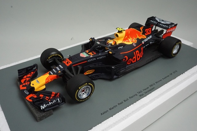 1/18 スパーク 18S352 アストンマーティン レッドブルレーシング タグ