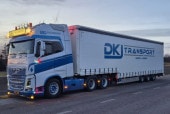 ͽ 01-4555 WSI 1/50   DKJ Transport VOLVO FH4 GLOBETROTTER XL 6X2 TAG AXLE SEMI WITH CURTAIN - 3 AXLE