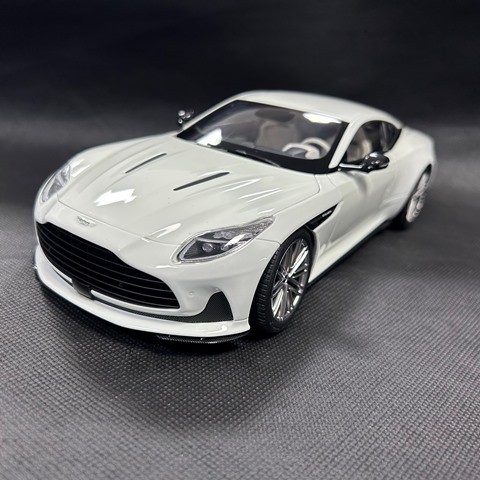 Xiaoguang Model 1/18 アストンマーティン db12 XiaoGuang MODEL 1/18 アストンマーティン DB12 2024 グリーン