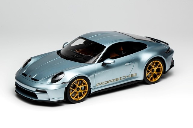 ポルシェ911 ドライバーズマニュアル　ケース付 スパーク 1/43 ポルシェ 911 RSR - 19 No.85 IRON DAMES ルマン