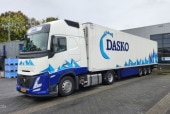 ͽ�� 01-4834 WSI 1/50   Dasko VOLVO FH AERO GLOBETROTTER XL 4X2 REEFER TRAILER - 3 AXLE