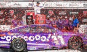 ���� LR333597 �饤���ͥ�졼���� 1/64 �ȥ西 YAHOO 2025 TOYOTA ����� XSE �ǥˡ����ϥ��� #11 �ߥ����� FIREKEEPERS CASINO 400 �����ʡ� 