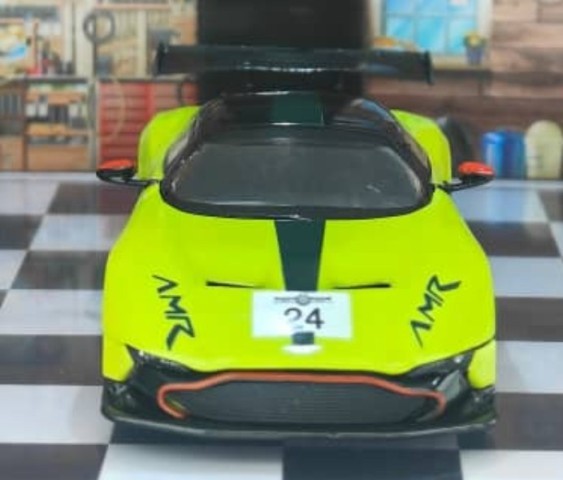 【新品】Aston Martin Vulcan 1/64ミニカー　グリーン 新品】Aston Martin Vulcan 1/64ミニカー グリーン
