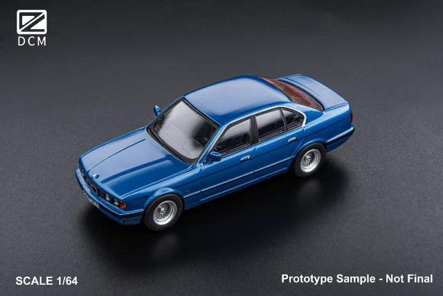 予約 DCM 1/64 BMW E34 5シリーズ セダン Avis Metallic Blue, Boost