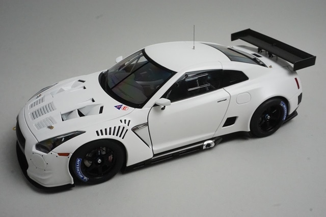 オートアートNissan GT-R nismo 1/18 ミニカー ホワイト AUTOart 1/18 日産 GT-R （R35） ニスモ スペシャルエディション