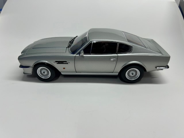 予約 8260714S XiaoGuang MODEL 1/18 アストンマーティン V8 Vantage