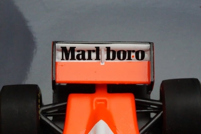1/43 ミニチャンプス 540934308 マクラーレン MP4/8 フォード V 8 A