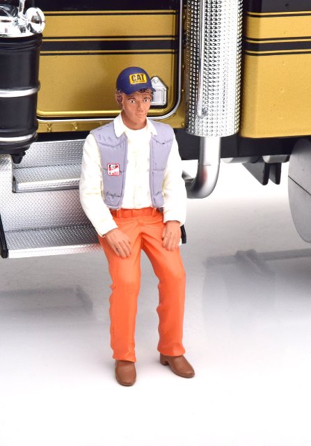  RK18A013 ROAD KINGS 1/18  Figurine Trucker Cledus Snow standing