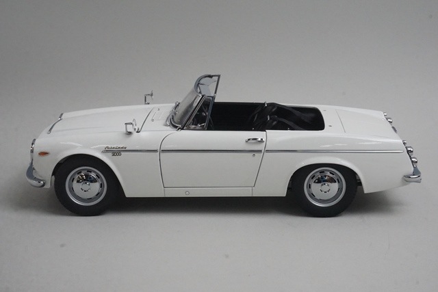 1/18 オートアート 77433 ダットサン フェアレディ 2000 SR311