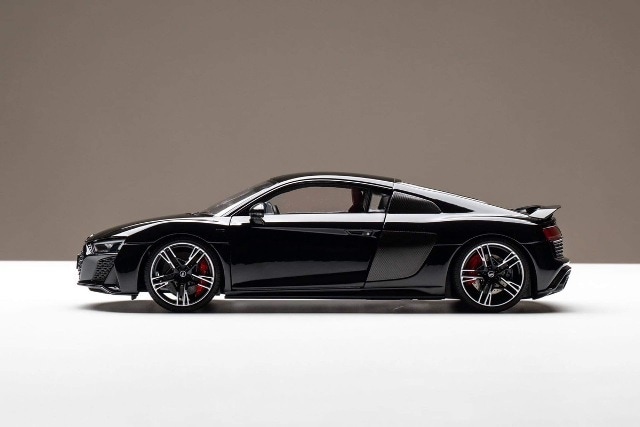 ��� KF035-3 KENGFai 1/18 �����ǥ� Audi R8 Black 