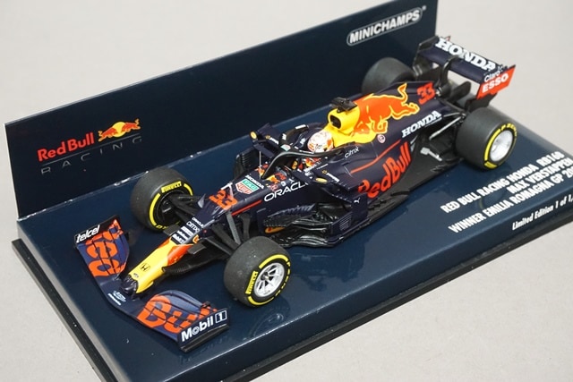 ミニチャンプス 1/43 レッドブルレーシング 2011 セバスチャンベッテル