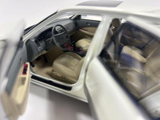 予約 8230811W XiaoGuang MODEL 1/18 レクサス LS400 1993 ホワイト