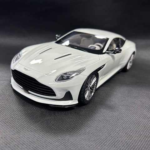 新品 8250628YG XiaoGuang MODEL 1/18 アストンマーティン DB12