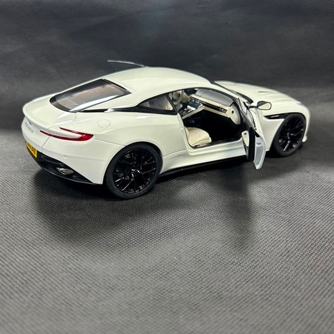 新品 8250628YG XiaoGuang MODEL 1/18 アストンマーティン DB12