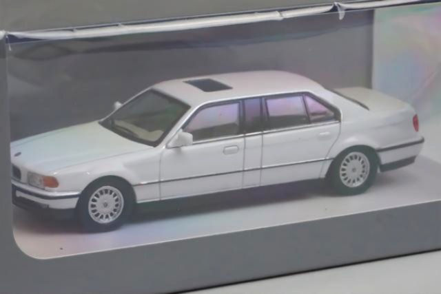 新品特価 DCM 1/64 BMW E38 7-Series L7 White Early 1996-1998