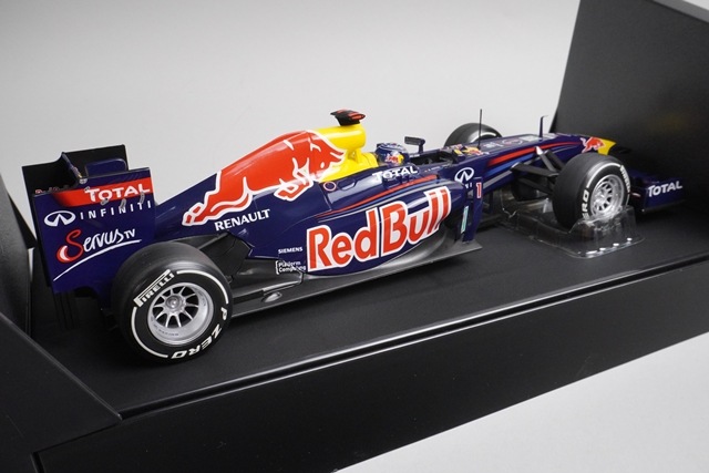 1/18 レッドブル レーシング ルノー RB7 #1 S.ベッテル 2011年 日本GP