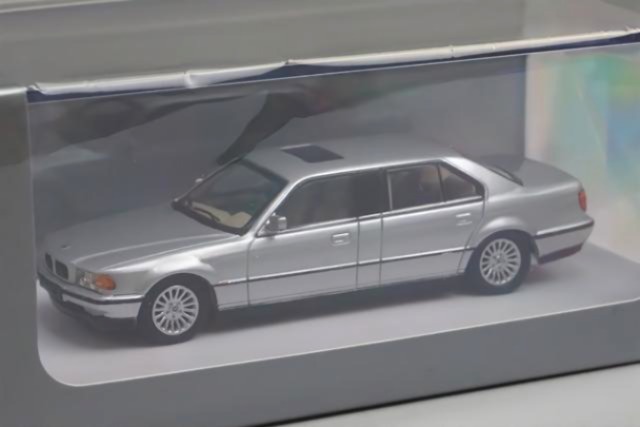新品特価 DCM 1/64 BMW E38 7-Series L7 Silver Later 1998-2001