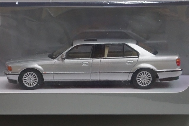 新品特価 DCM 1/64 BMW E38 7-Series L7 Silver Later 1998-2001