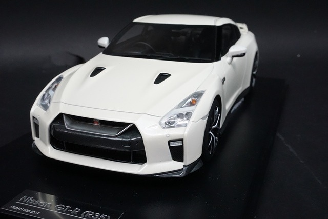 新品17C03-06 onemodel 1/18 日産 GT-R 2017 Pearl White, Boost Gear