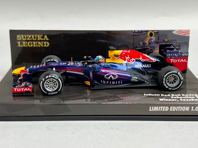 ミニチャンプス F1 1/43 レッドブルRB8 ベッテル 鈴鹿レジェンド
