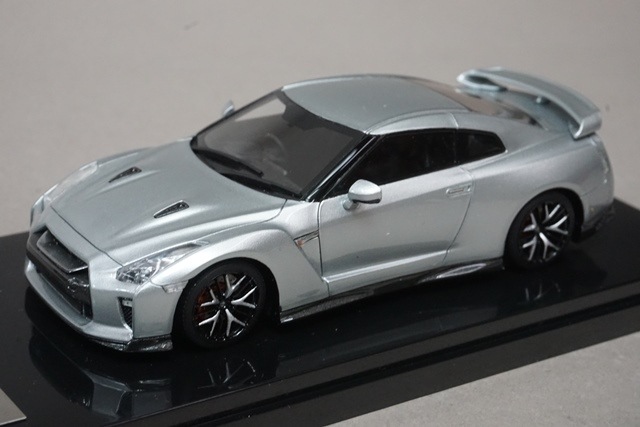 Nissan GT-R シルバーミニカー 1/43 onemodel 17B08-57 日産 GT-R 2017 スーパーシルバーメタリック