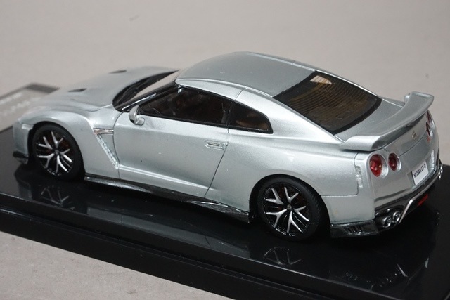 1/43 onemodel 17B08-57 日産 GT-R 2017 スーパーシルバーメタリック