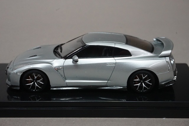 日産GT-R　ミニカー 1/43 onemodel 17B08-57 日産 GT-R 2017 スーパーシルバーメタリック