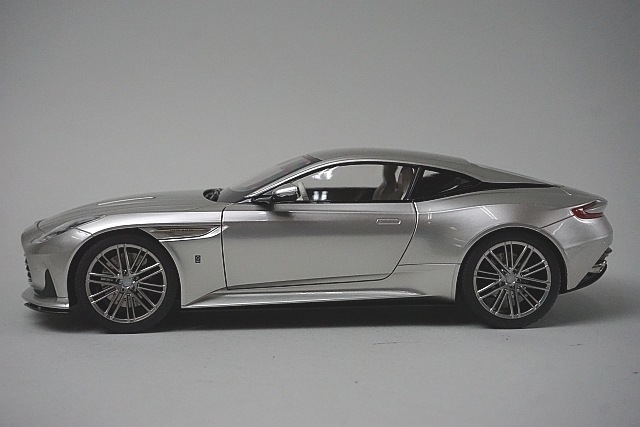 新品 8241221S XiaoGuang MODEL 1/18 アストンマーティン DB12 2024