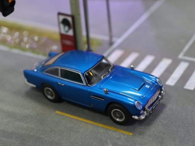 新品 DCM 1/64 アストンマーティン Aston Martin DB5 pearl blue