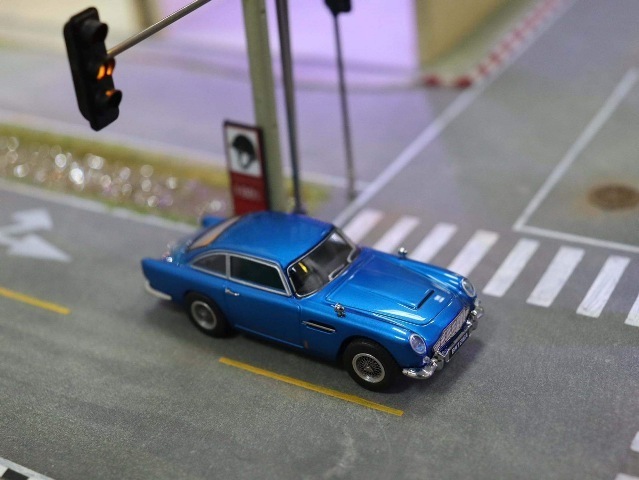新品 DCM 1/64 アストンマーティン Aston Martin DB5 pearl blue