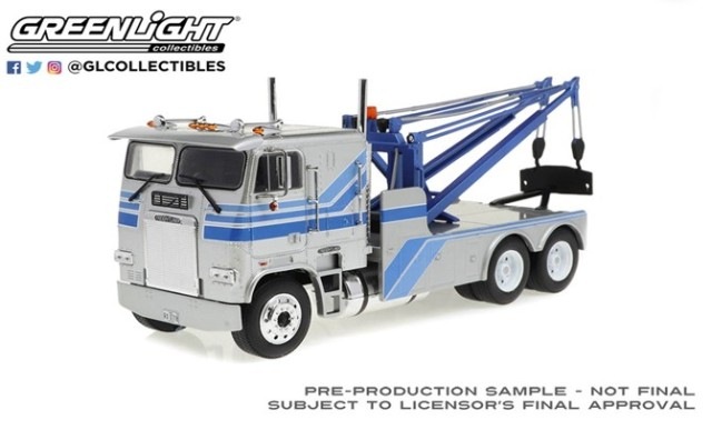 ͽ 86632 GreenLight 1/43  1984 Freightliner FLA 9664 Tow Truck - Silver with Blue Stripes 