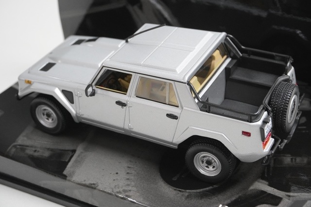 1/43 ミニチャンプス 436103370 ランボルギーニ LM002 1984