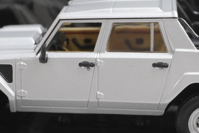 1/43 ミニチャンプス 436103370 ランボルギーニ LM002 1984