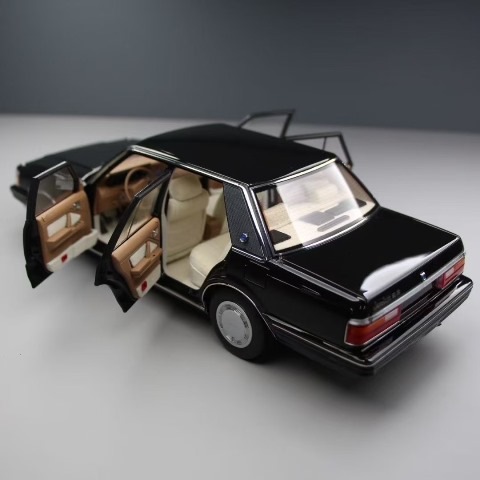トヨタクラウンミニカー 新品 8250612B-2 XiaoGuang MODEL 1/18 トヨタ クラウン MS122
