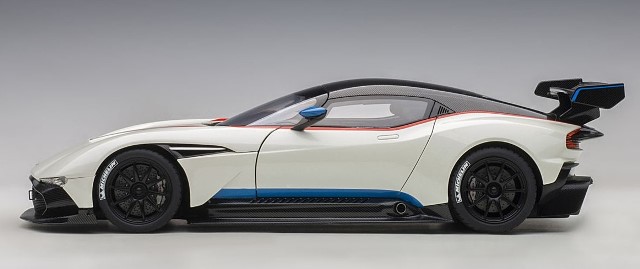 オートアート 1/18 アストンマーチン DB11 メタリック・ホワイト Amazon.co.jp: AUTOart 1/18 アストンマーチン DB11 メタリック