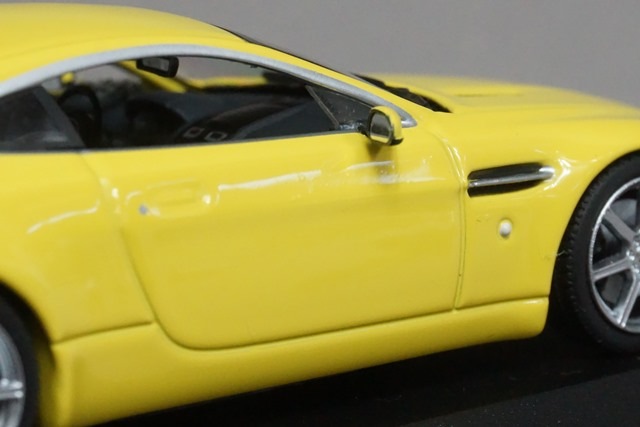 1/43 ミニチャンプス 400137421 アストンマーティン V8 ヴァンテージ