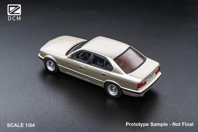 予約 DCM 1/64 BMW E34 5シリーズ セダン Cashmere Beagle Gold