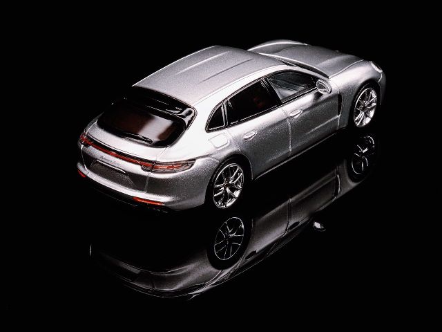 ポルシェ　パナメーラ　ミニカーマグネット PORSCHE DESIGN ポルシェ パナメーラ 1/32 ミニカー 全3色