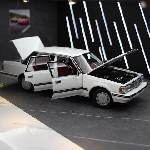 予約 8250611W-1 XiaoGuang MODEL 1/18 トヨタ クラウン MS122