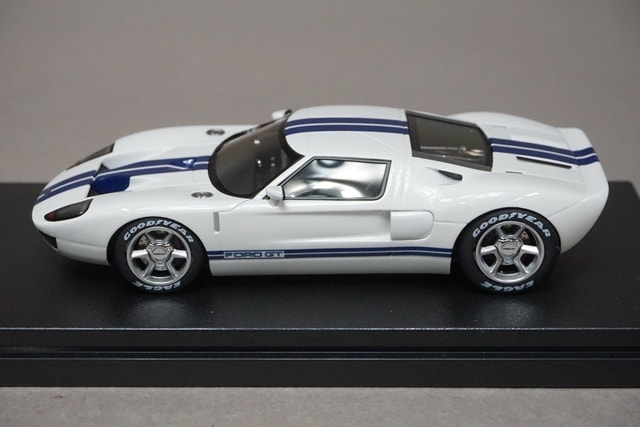 特価 MINICHAMPS (1/43) フォード GT 1/43 MINICHAMPS Ford GT , 2004 , diamond white blue stripe