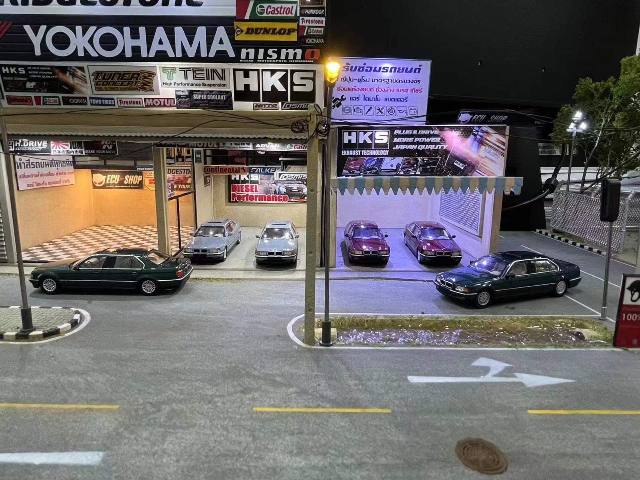 新品特価 DCM 1/64 BMW E38 7-Series Later version: cherry red 限定