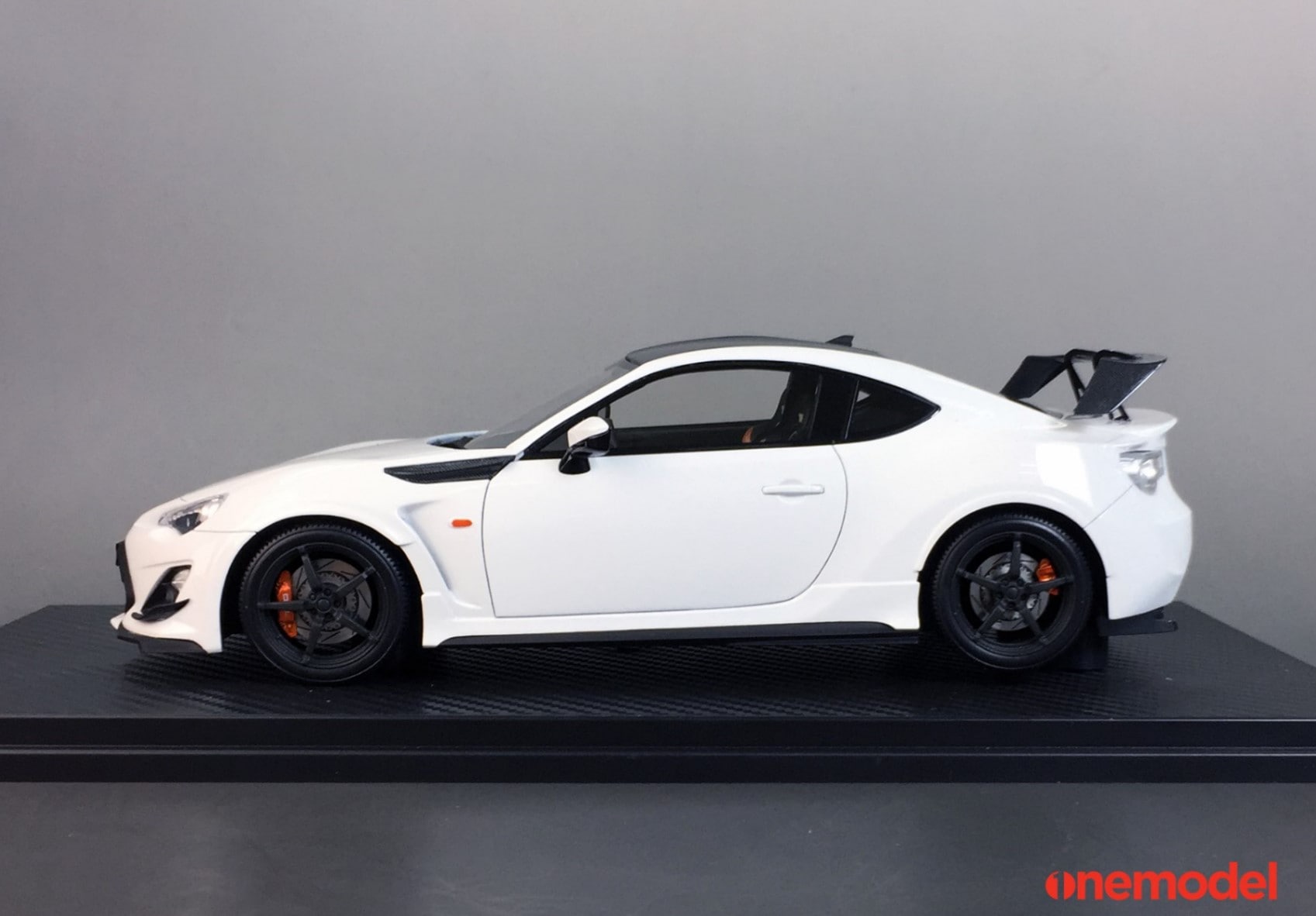 新品19B09-01 onemodel 1/18 トヨタ TRD 86 14R60 ホワイト
