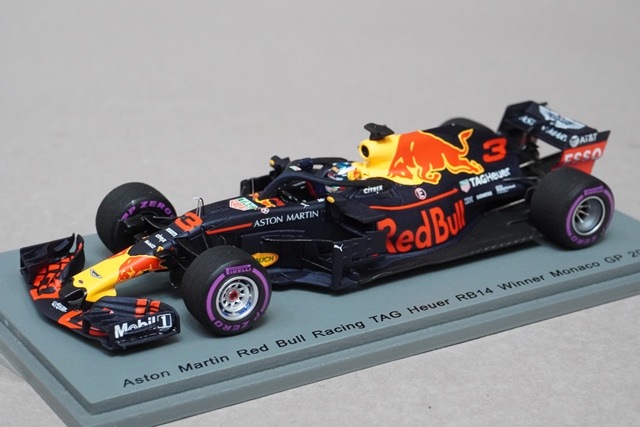 1/43 スパーク S6064 アストンマーティン レッドブルレーシング タグ