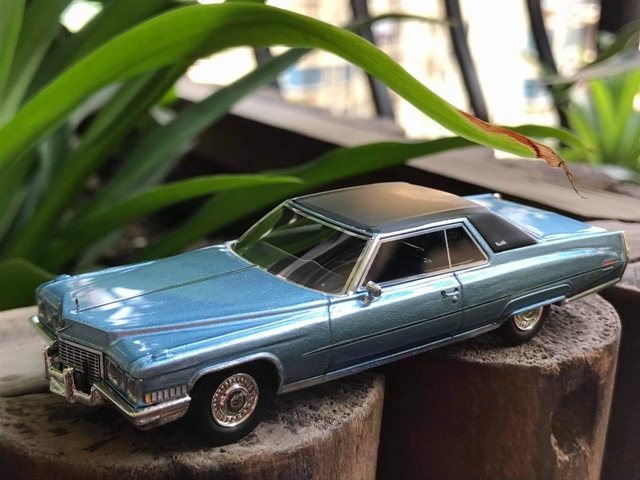 1/64キャデラックデビル＆ギャングフィギュア 1/64 ミニカー 1976 Cadillac Coupe Deville キャンディレッド 1976年