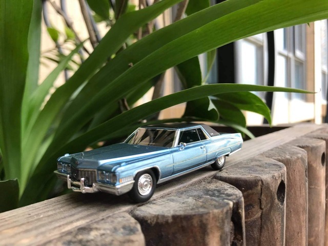 1/64キャデラックデビル＆ギャングフィギュア 1/64 ミニカー 1976 Cadillac Coupe Deville キャンディレッド 1976年