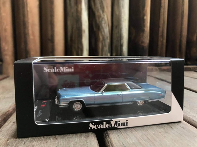 1/64キャデラックデビル＆ギャングフィギュア 1/64 ミニカー 1972 CADILLAC COUPE DEVILLE ブルー キャデラック