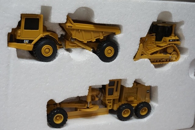 1/64 NORSCOT 55105 CAT Construction Gift Set, Boost Gear