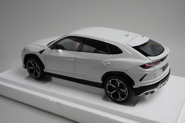 1/18 オートアート 79161 ランボルギーニ ウルス メタリックホワイト
